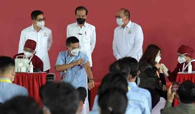 Presiden Jokowi Tinjau Pelaksanaan Perdana Vaksinasi Covid-19