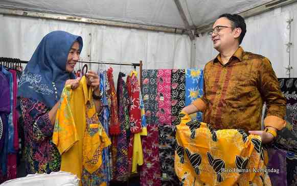 Presiden Jokowi Ajak Masyarakat Belanja Produk dan Wisata Dalam Negeri