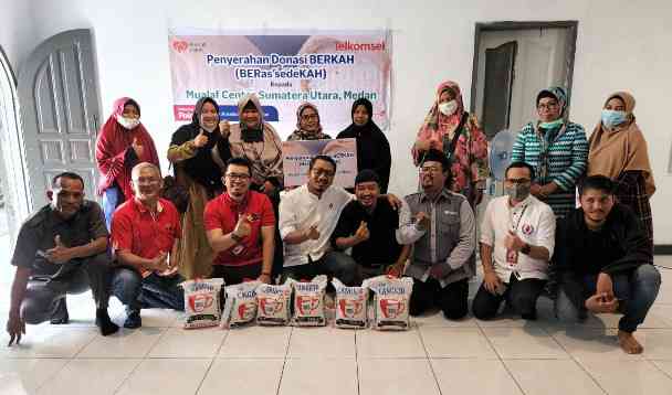 Bisnis Hari Ini: Telkomsel Donasikan Beras Sedekah untuk Dhuafa & Lansia di Wilayah Operasional Sumatera