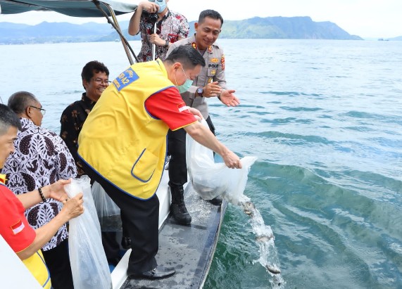 Institut Bisnis IT&B dan Lions Club Gandeng Polres Samosir Tabur Benih Ikan di Danau Toba