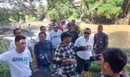 Pegadaian Gandeng Millenials BUMN Bersih-bersih Sampah di Bantaran Sungai Deli