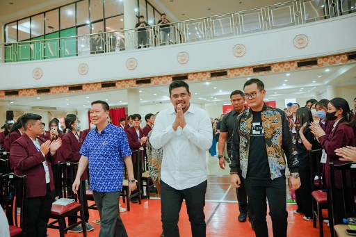 Walikota Medan Bersama Tokoh Inspiratif Motivasi Mahasiswa Baru Institut Bisnis IT&B
