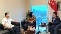 Universitas Murni Teguh (UMT) Kunjungi Konjen Singapura di Medan Jajaki Peluang Universitas Murni Teguh (UMT) Kunjungi Konjen Singapura di Medan : Jajaki Peluang Kolaborasi Antara Indonesia dan Singapura