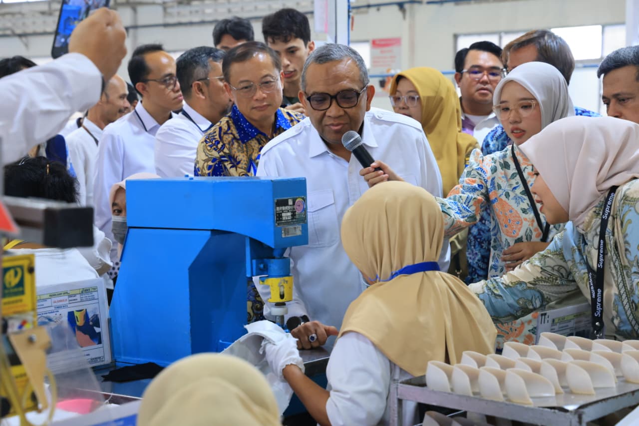 Wamenaker Kunjungi Pabrik Sepatu di Serang PT Nikomas Gemilang Serap 53000 Peker